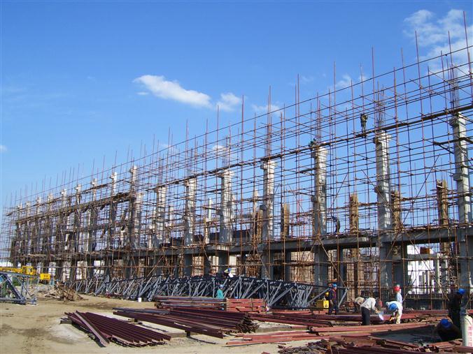 建设中的新型纤维合成车间